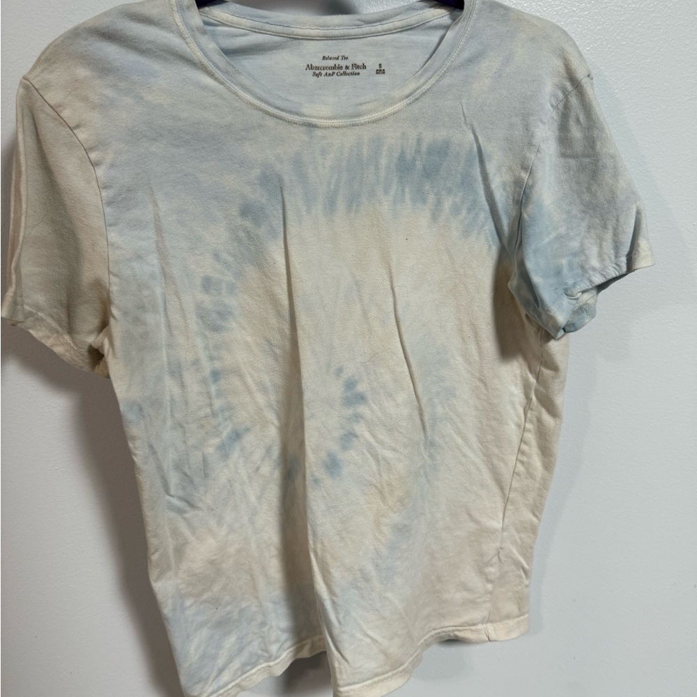 Abercrombie & Fitch Cream and Blue Short Sleeve Tee